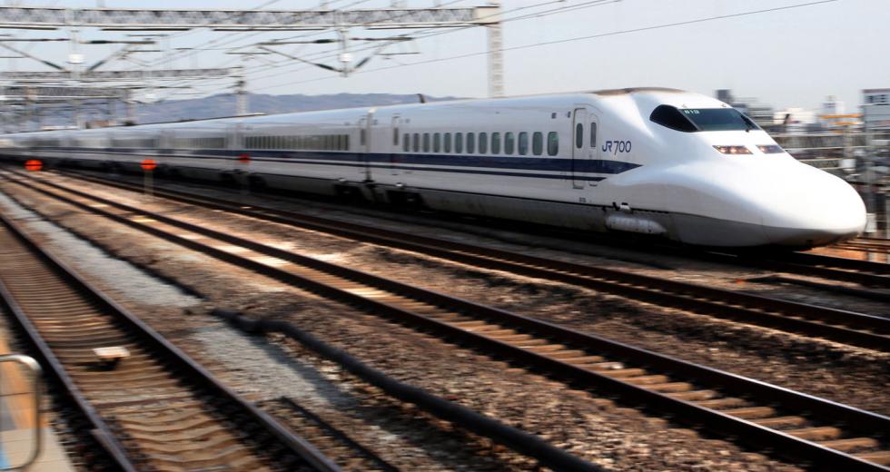 A Central Japan Railway Co. Shinkansen bullet train passes through Odawara Station, in Kanagawa Prefecture, Japan, on Monday, Jan. 25, 2010. Central Japan Railway Co., the owner of the nation's largest bullet-train maker, aims to sell high-speed trains in U.S. states including California and Texas as it strives to boost overseas sales. 

(Photographer: Toshiyuki Aizawa/Bloomberg)