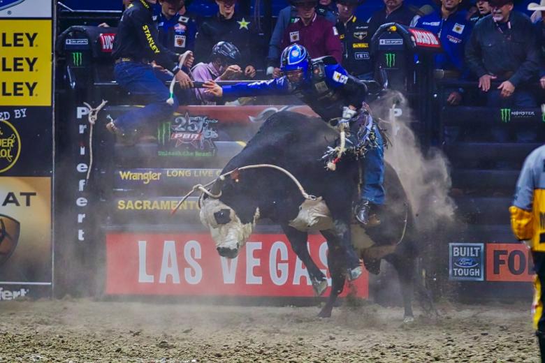 Emilio Resende rides Sketchy Bob during first-round action.
