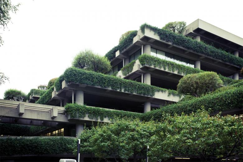 Calpers Headquarters/Lincoln Plaza Built: 1986 Location: 400 Q St., Sacramento
Asked to create a progressive headquarters building for the California Public Employees’ Retirement System, Dreyfuss & Blackford Architects designed a structure that was ahead of its time in energy efficiency and function. The combination of an exposed, pre-cast concrete structure combined with stepped, landscaped terraces was a radical design for the time. Calpers Headquarters/Lincoln Plaza Built: 1986 Location: 400 Q St., SacramentoAsked to create a progressive headquarters building for the California Public Employees’ Retirement System, Dreyfuss & Blackford Architects designed a structure that was ahead of its time in energy efficiency and function. The combination of an exposed, pre-cast concrete structure combined with stepped, landscaped terraces was a radical design for the time.