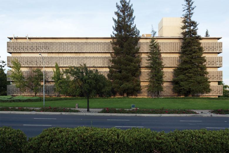 The entire building is served by a central plant for heating and cooling that is housed in a separate structure, leaving the roof unblemished. The large, central courtyard breaks up the concrete expanse and offers a park-like setting for employees and guests to gather. The entire building is served by a central plant for heating and cooling that is housed in a separate structure, leaving the roof unblemished. The large, central courtyard breaks up the concrete expanse and offers a park-like setting for employees and guests to gather.