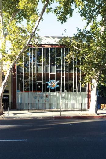 The north facing, curtain-window wall system with hanging, steel frame spans two complete floors to maximize the view. The orientation of the building allows the greatest amount of natural light to penetrate deep into the structure but cuts down on the direct sunlight. The north facing, curtain-window wall system with hanging, steel frame spans two complete floors to maximize the view. The orientation of the building allows the greatest amount of natural light to penetrate deep into the structure but cuts down on the direct sunlight.