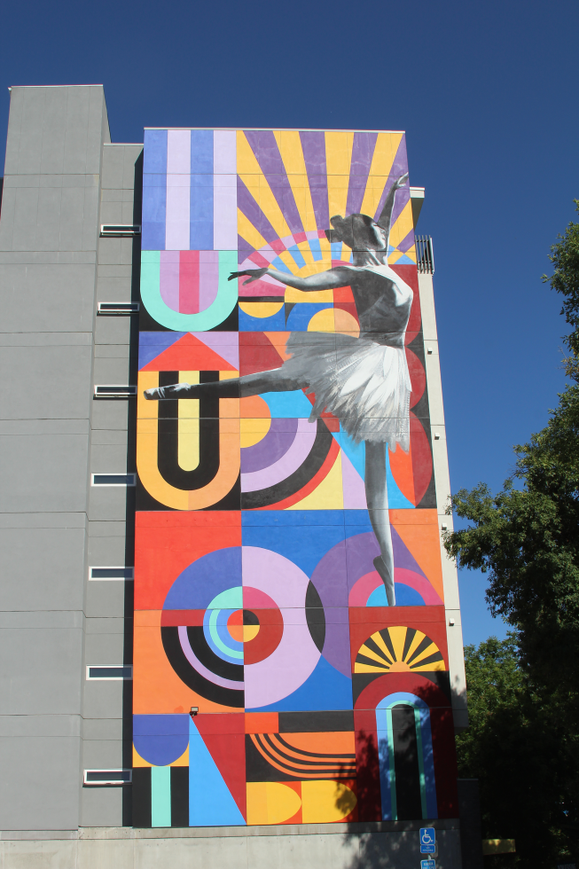 This mural by Sacramento artist Valeriy Kagounkin covers the west side of the 17 Central apartment building at 1026 17th Street in Midtown Sacramento. (Photo by Sonora Slater)